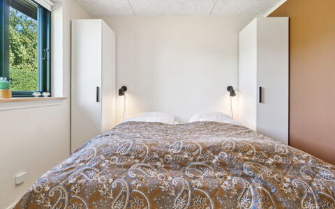 Yari - 50M from the Sea: Lit, Chambre, Design Intérieur, Mur, Sol, Bois, Drap De Lit, Plafond, Literie, Sol