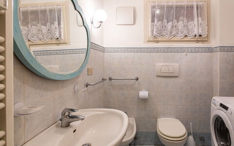 Luisa: Marron, Miroir, Luminaire Plomberie, Robinet, Lavabo, Évier, Propriété, Photographier, Blanc, Salle De Bains