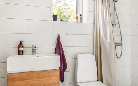 Haveliden: Propriété, Meubles, Luminaire Plomberie, Blanc, Bâtiment, Robinet, Fenêtre, Design Intérieur, Salle De Bains, Maison
