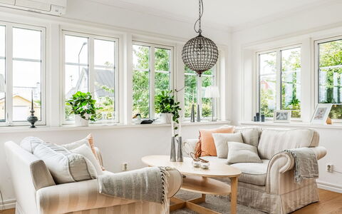 Haveliden: Plante, Meubles, Propriété, Canapé, Fenêtre, Design Intérieur, Bâtiment, Ombre, Mur, Bois