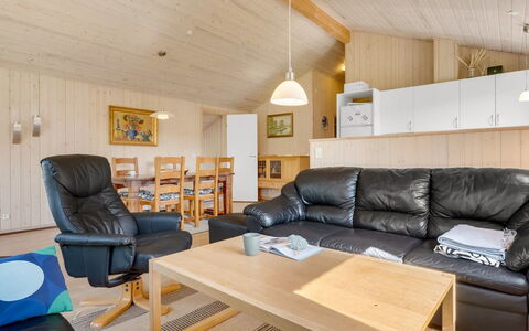 Alvina - 45M from the Sea: Meubles, Design Intérieur, Bois, Plafond, Canapé, Sol, Pièce, Sol, Salon, Domicile