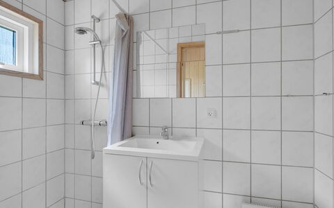 Alvina - 45M from the Sea: Mur, Sol, Luminaire Plomberie, Sol, Évier, Salle De Bains, Lavabo, Design Intérieur, Robinet, Plomberie
