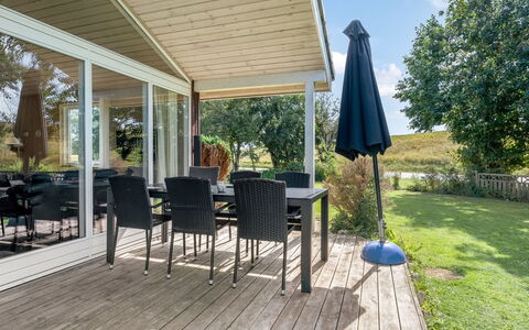 Alvina - 45M from the Sea: Bois, Meubles, Porche, Parquet, Sol, Chaise, Mobilier De Jardin, Ombre, Dur, Domicile