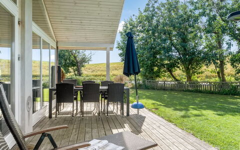 Alvina - 45M from the Sea: Porche, Lot Terre, Domicile, Ombre, Jardin, Chalet, Plate-Forme, Pelouse, Dur, Chaise
