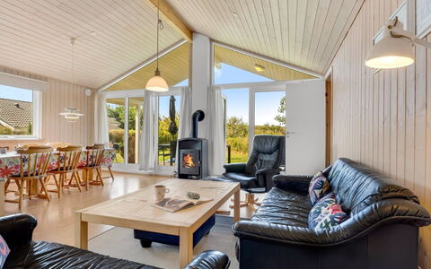 Vincent - 25M from the Sea: Sol, Mur, Sol, Design Intérieur, Bois, Plafond, Parquet, Éclairage, Meubles, Revêtement De Sol Stratifié
