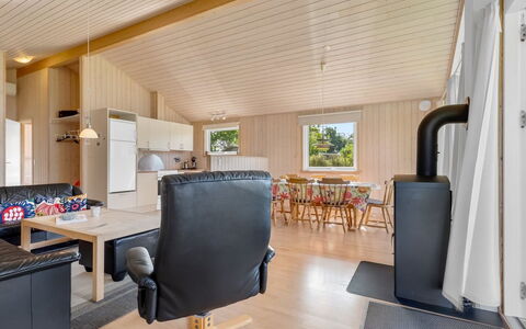 Vincent - 25M from the Sea: Sol, Mur, Sol, Design Intérieur, Bois, Plafond, Parquet, Éclairage, Meubles, Revêtement De Sol Stratifié