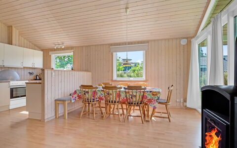 Vincent - 25M from the Sea: Sol, Mur, Sol, Design Intérieur, Bois, Plafond, Parquet, Éclairage, Meubles, Revêtement De Sol Stratifié