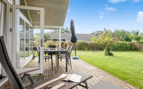 Vincent - 25M from the Sea: Sol, Mur, Sol, Design Intérieur, Bois, Plafond, Parquet, Éclairage, Meubles, Revêtement De Sol Stratifié