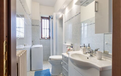 Tenuta Beatrice: Miroir, Robinet, Luminaire Plomberie, Évier, Propriété, Fenêtre, Lavabo, Salle De Bains, Violet