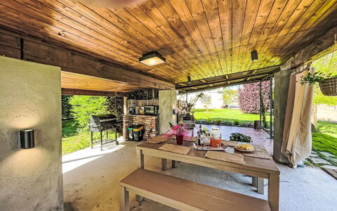 Tenuta Beatrice: Plante, Bâtiment, Table, Bois, Ombre, Design Intérieur, Arbre, Sol, Sol, Salon