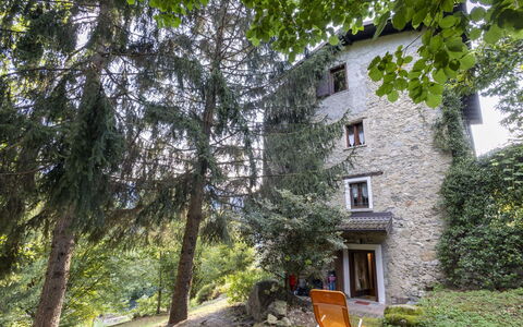 Casa Orai Mountain View: Plante, Bâtiment, Fenêtre, Chalet, Végétation, Paysage Naturel, Herbe, Arbre, Paysage, Immobilier