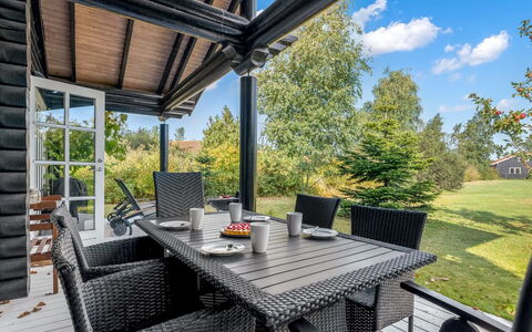 Sigga - 1.6Km from the Sea: Meubles, Chaise, Mobilier De Jardin, Porche, Table, Tableau De Plein Air, Table Cuisine Et Salle A Manger, Ombre, Plate-Forme, Patio