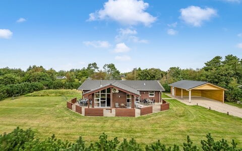 Thorger - 550M from the Sea: Toit, Maison, Domicile, Chalet, Porte, Siding, Plate-Forme, Porche, Planche, Dur
