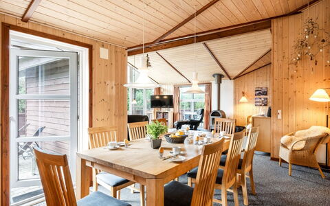 Thorger - 550M from the Sea: Toit, Maison, Domicile, Chalet, Porte, Siding, Plate-Forme, Porche, Planche, Dur