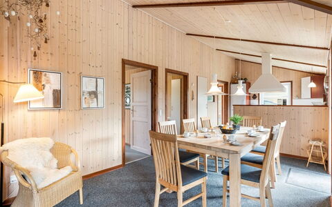 Thorger - 550M from the Sea: Toit, Maison, Domicile, Chalet, Porte, Siding, Plate-Forme, Porche, Planche, Dur
