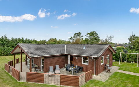 Thorger - 550M from the Sea: Toit, Maison, Domicile, Chalet, Porte, Siding, Plate-Forme, Porche, Planche, Dur