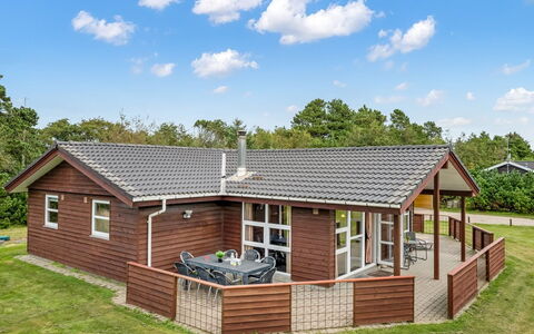 Thorger - 550M from the Sea: Toit, Maison, Domicile, Chalet, Porte, Siding, Plate-Forme, Porche, Planche, Dur