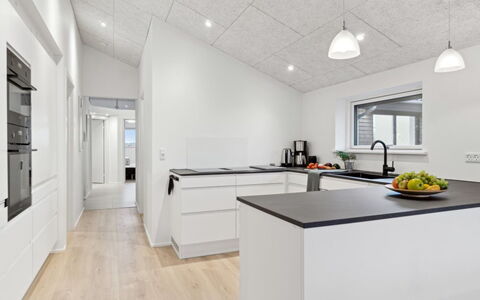 Christian - 600M from the Sea: Sol, Design Intérieur, Plafond, Bois, Sol, Cuisine, Luminaire, Comptoir, Parquet, Pièce