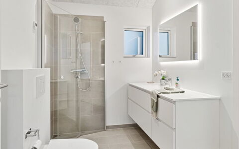 Christian - 600M from the Sea: Salle De Bains, Design Intérieur, Sol, Luminaire Plomberie, Lavabo, Sol, Évier, Armoire De Toilette, Robinet, Plafond