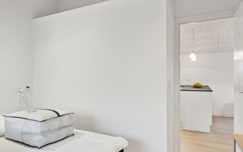 Christian - 600M from the Sea: Mur, Design Intérieur, Sol, Sol, Bois, Plafond, Meubles, Chambre, Lit, Pièce