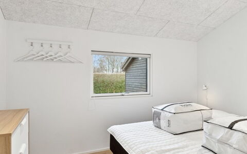 Christian - 600M from the Sea: Bois, Plafond, Sol, Pièce, Chambre, Luminaire, Daylighting, Literie, Plâtre