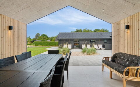 Christian - 600M from the Sea: Toit, Chalet, Biens, Ombre, Siding, Ferme, Jardin, Aménagement Paysager, Cour, Pelouse