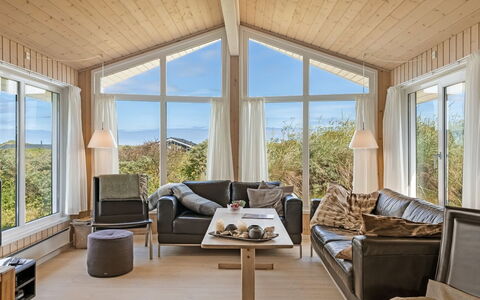 Udder - 250M from the Sea: Bois, Design Intérieur, Domicile, Plafond, Pièce, Chalet, Salon, Dur, Canapé