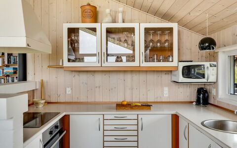Udder - 250M from the Sea: Cuisine, Design Intérieur, Comptoir, Appareil De Cuisine, Bois, Sol, Plafond, Cabinetry, Meubles, Luminaire
