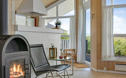 Udder - 250M from the Sea: Sol, Bois, Design Intérieur, Meubles, Plafond, Sol, Parquet, Éclairage, Pièce, Salon