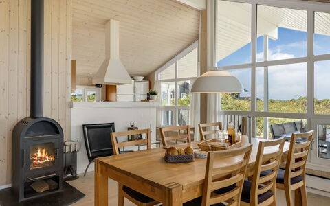 Udder - 250M from the Sea: Bois, Meubles, Plafond, Sol, Design Intérieur, Sol, Chaise, Salon, Pièce, Luminaire