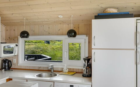 Udder - 250M from the Sea: Cuisine, Appareil De Cuisine, Comptoir, Sol, Bois, Design Intérieur, Principaux Appliance, Plafond, Sol, Meubles
