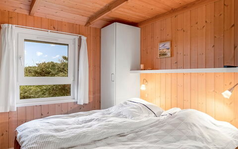 Udder - 250M from the Sea: Chambre, Bois, Lit, Design Intérieur, Drap De Lit, Literie, Sol, Sol, Plafond, Cadre De Lit