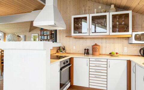 Udder - 250M from the Sea: Cuisine, Comptoir, Meubles, Appareil De Cuisine, Design Intérieur, Cabinetry, Sol, Luminaire, Bois, Plafond