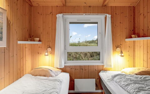 Udder - 250M from the Sea: Chambre, Bois, Lit, Design Intérieur, Sol, Sol, Drap De Lit, Literie, Plafond, Cadre De Lit