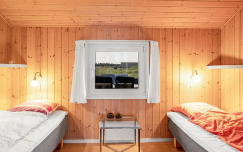 Udder - 250M from the Sea: Bois, Chambre, Design Intérieur, Lit, Plafond, Éclairage, Sol, Literie, Drap De Lit, Cadre De Lit