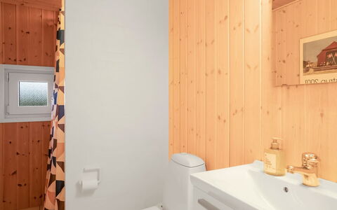 Udder - 250M from the Sea: Mur, Sol, Bois, Design Intérieur, Luminaire Plomberie, Sol, Lavabo, Salle De Bains, Plafond, Pièce