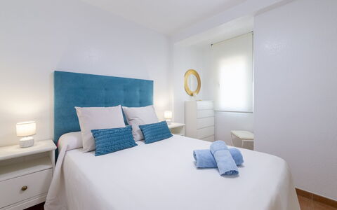 Pueblo Marino: Meubles, Bleu Azur, Confort, Textile, Bâtiment, Lit, Design Intérieur, Bois, Oreiller