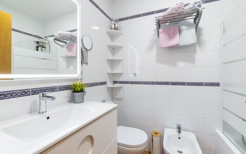Pueblo Marino: Miroir, Robinet, Luminaire Plomberie, Lavabo, Évier, Armoire De Toilette, Violet, Salle De Bains, Bleu, Bâtiment