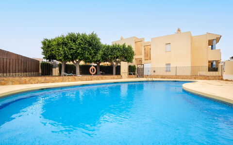Pueblo Marino: L'Eau, Ciel, Plante, Piscine, Bâtiment, Bleu, Bleu Azur, Arbre, Maison, Loisir