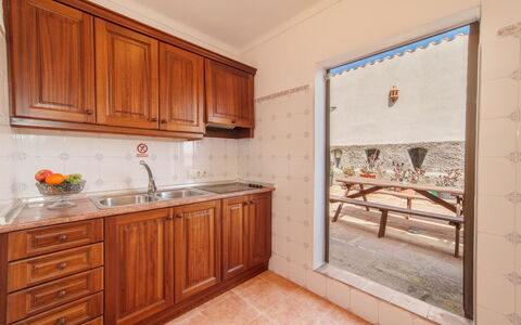 Cas Forner: Cabinetry, Meubles, Comptoir, Bâtiment, Bois, Design Intérieur, Tiroir, Cuisine, Sol, Sol