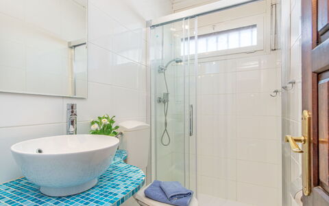 Port Sotavent: Luminaire Plomberie, Tete De Douche, Robinet, Porte De Douche, Bâtiment, Baignoire, Douche, Produit, Salle De Bains, Plante