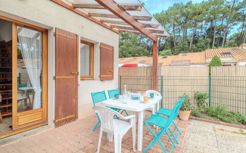 Les Maisons du Lac: Bâtiment, Table, Fenêtre, Ciel, Bois, Plante, Chaise, Architecture, Ombre, Design Intérieur