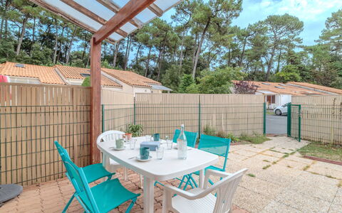 Les Maisons du Lac: Propriété, Ciel, Table, Plante, Bâtiment, Bleu Azur, Bois, Design Intérieur, Mobilier De Jardin, Ombre