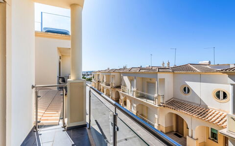 Vila Parra: Ciel, Fenêtre, Bâtiment, Ombre, Design Urbain, Façade, Condominium, Toit, Ville