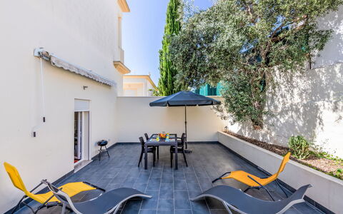 Vila Parra: Table, Meubles, Propriété, Bâtiment, Plante, Ombre, Mobilier De Jardin, Chaise, Design Intérieur, Bois