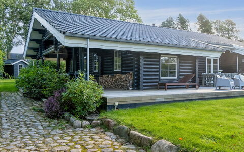 Sighfrith - 1.4Km from the Sea: Toit, Domicile, Maison, Chalet, Siding, Porche, Porte, Batiments Jardin, Ombre, Ferme