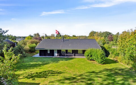 Sighfrith - 1.4Km from the Sea: Maison, Toit, Domicile, Chalet, Pelouse, Ferme, Biens, Jardin, Ombre, Cour