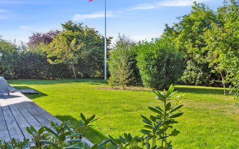 Sighfrith - 1.4Km from the Sea: Ciel, Bleu, Vert, Herbe, La Nature, Arbuste, Jardin, Paysage, Été, Lot Terre