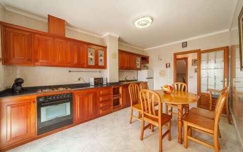 Can Rafel: Cabinetry, Meubles, Comptoir, Bois, Cuisine, Orange, Fenêtre, Design Intérieur, Sol, Sol