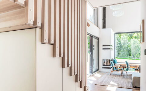 Okno Na Spokój: Propriété, Bois, Design Intérieur, Bâtiment, Chaise, Ombre, Immobilier, Dur, Fenêtre